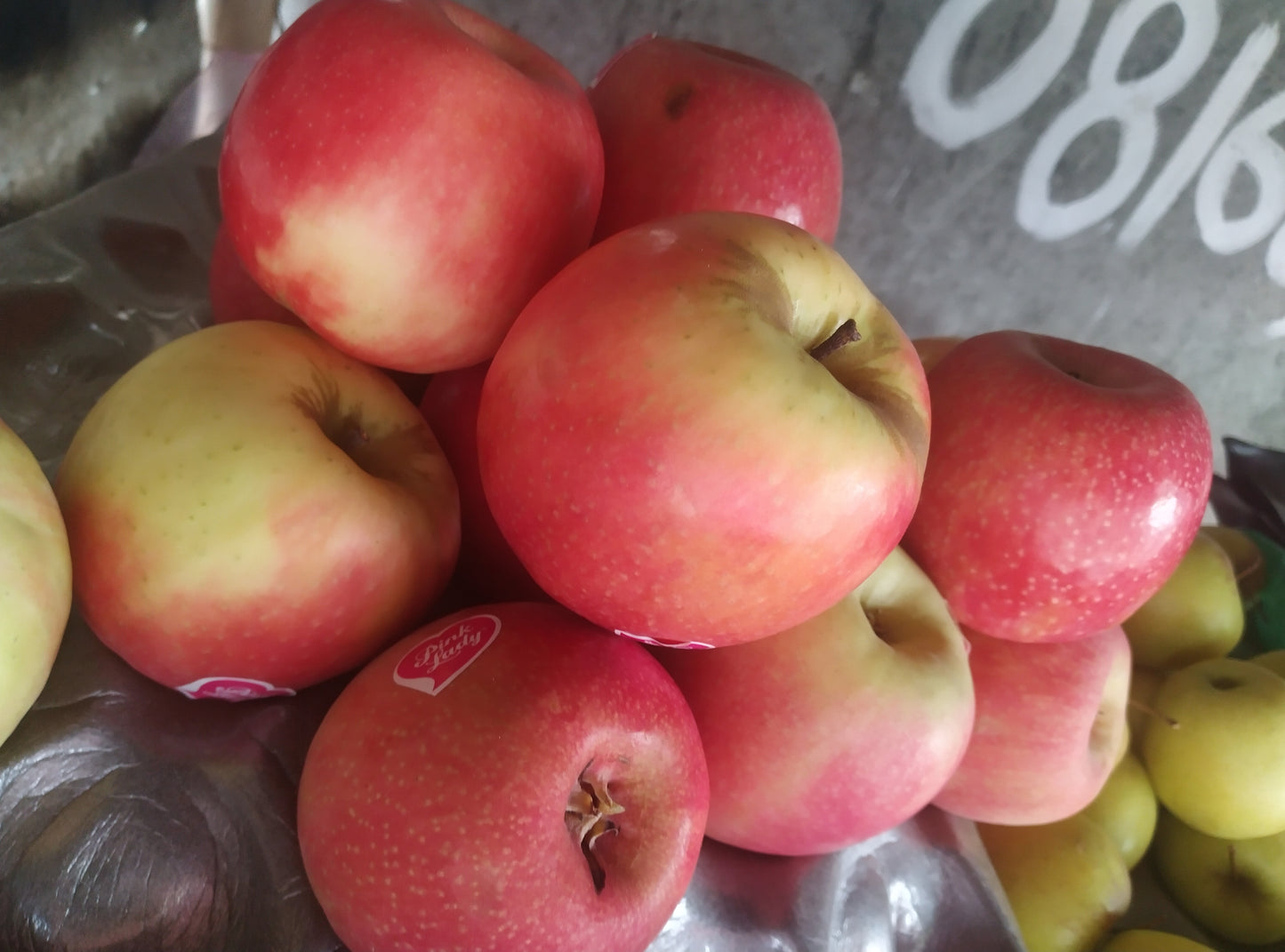 RED APPLE