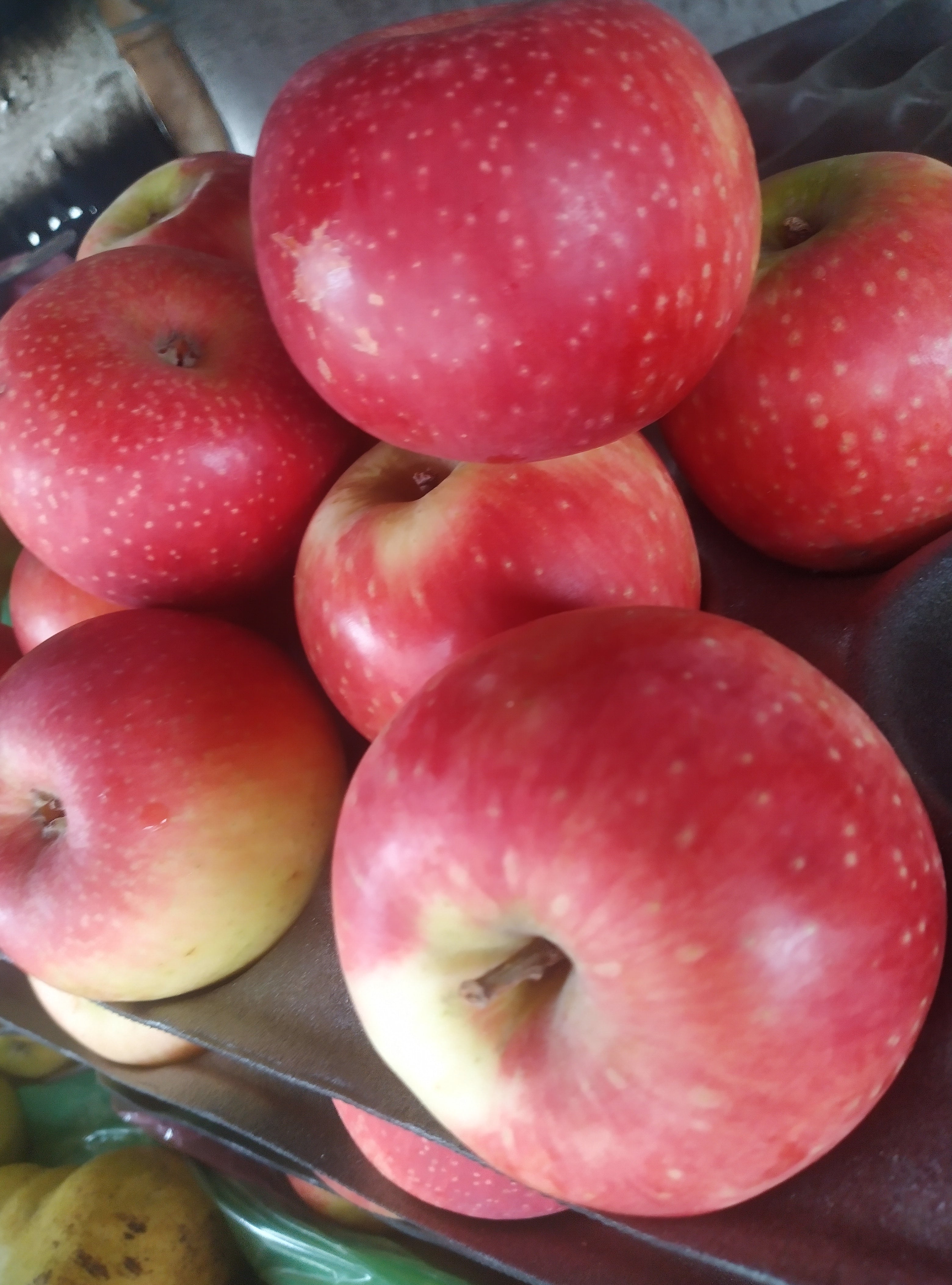 RED APPLE