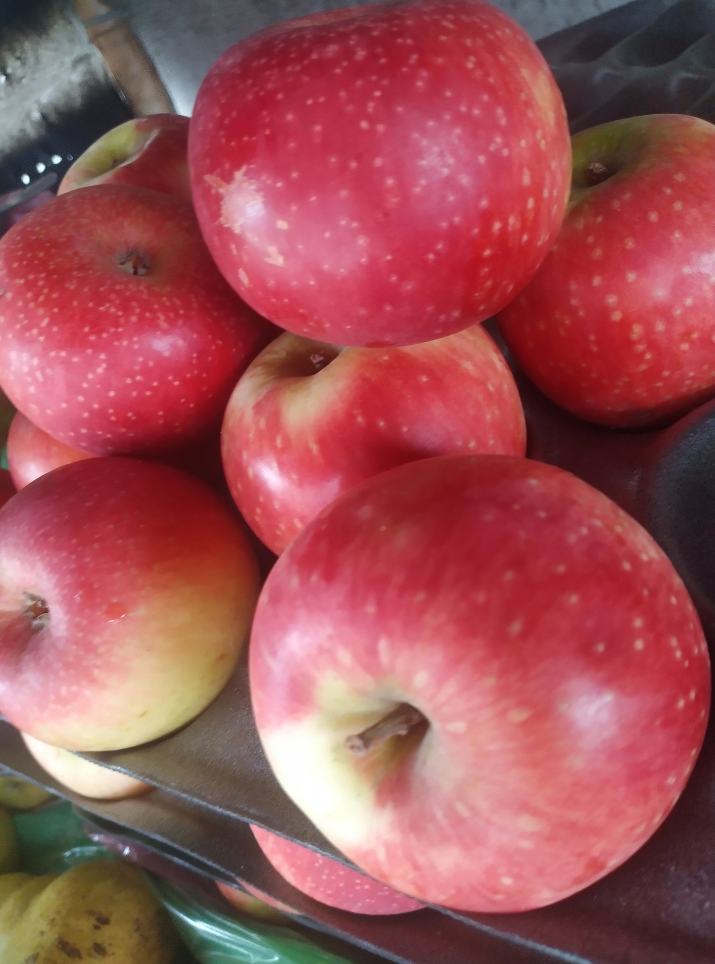 RED APPLE